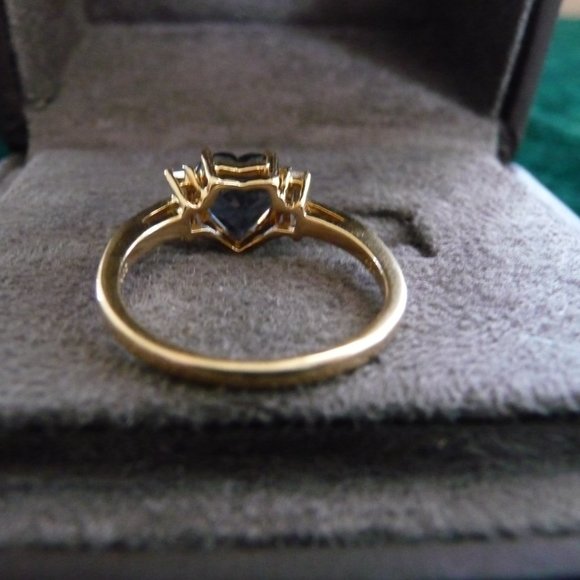 Engagement ring, 4 girls who dare to be different - Picture 6 of 10